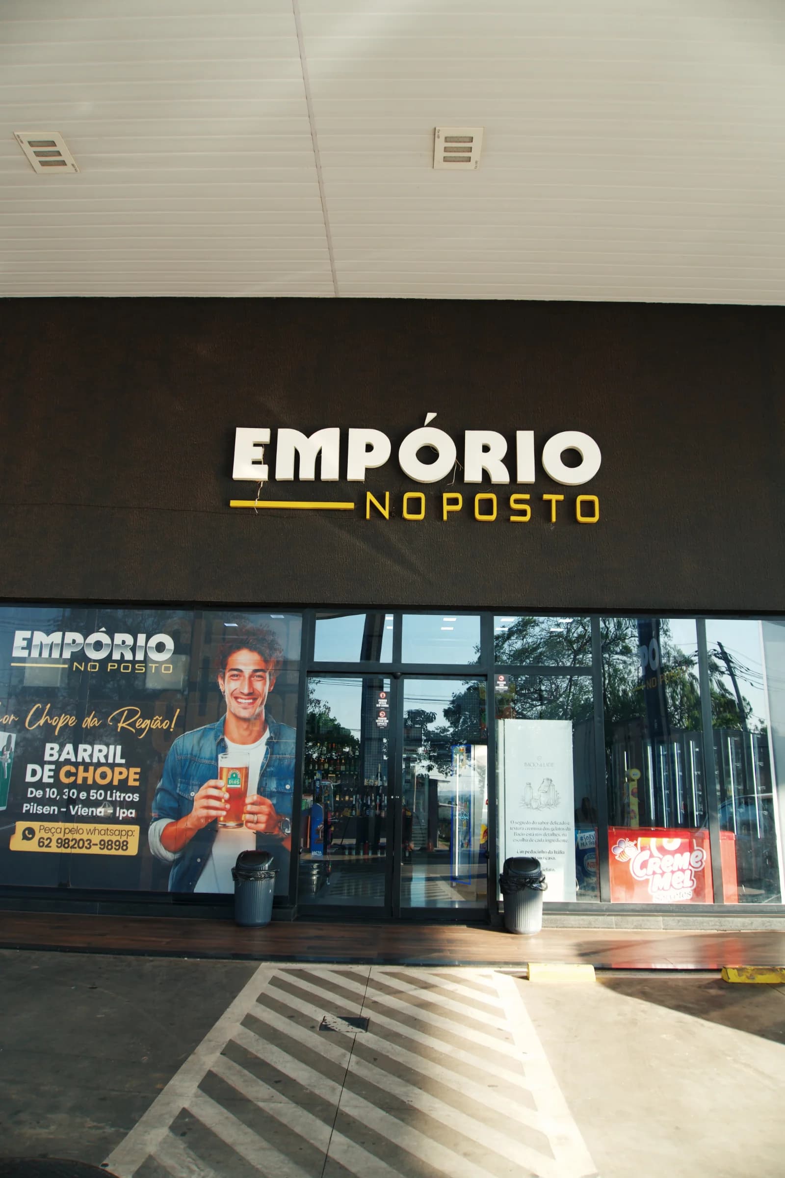 Interior da loja de conveniência iluminada